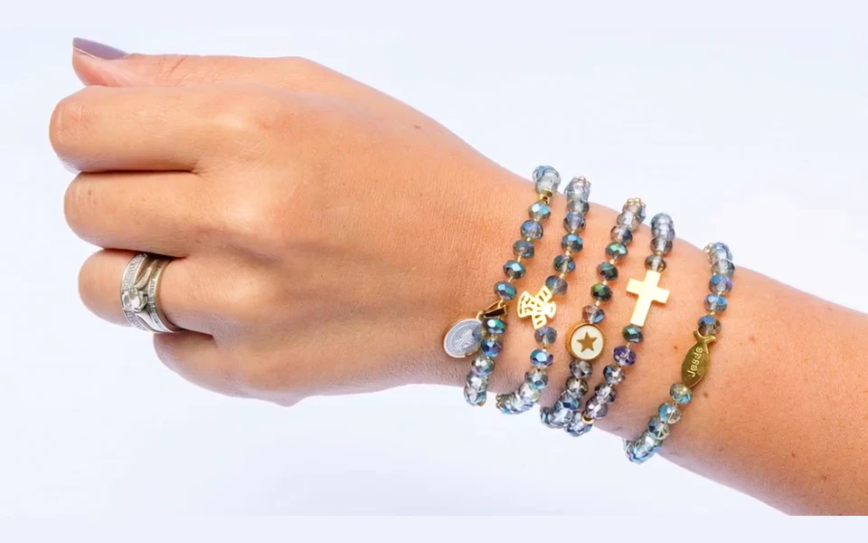 AI-animated preview of a hand wearing Alma de María blue bracelets, based on an original brand photograph